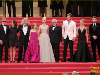 Cannes ngày 2: Mỹ nhân mặc váy xẻ tà hớ hênh