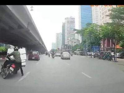 Hà Nội: Xe máy chở hàng cồng kềnh gây tai nạn rồi bỏ đi
