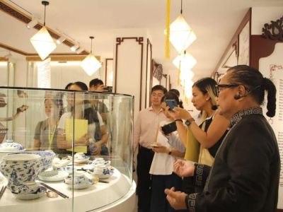 Mặc trang phục vua và hoàng hậu để 'check-in' tại Bảo tàng Hoàng cung triều Nguyễn