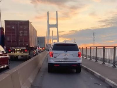 Xử phạt tài xế ngang nhiên điều khiển ô tô vào làn xe máy trên cầu Phú Mỹ