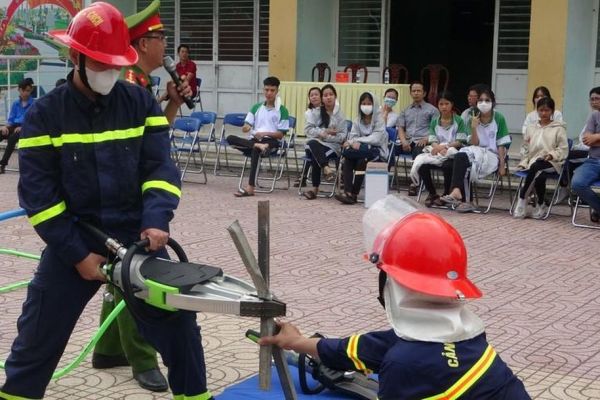 An Giang: Học sinh Tri Tôn trải nghiệm thực hành chữa cháy và cứu nạn cứu hộ