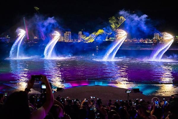 Bùng nổ show nghệ thuật đa trải nghiệm, trình diễn pháo hoa hàng đêm trên sông Hàn