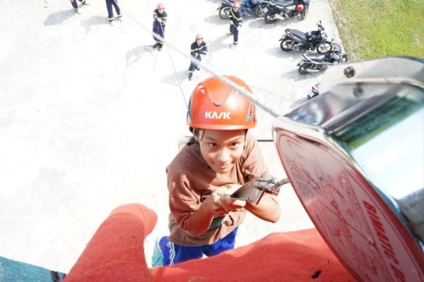 Cảnh sát cho người dân Tây Ninh trải nghiệm chữa cháy, leo thang dây thoát nạn