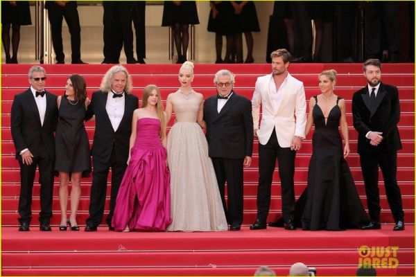 Cannes ngày 2: Mỹ nhân mặc váy xẻ tà hớ hênh