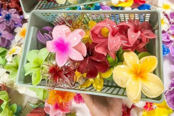 Chủ shop online thu cả tỷ đồng nhờ 'bắt trend' bán kẹp tóc hoa sứ