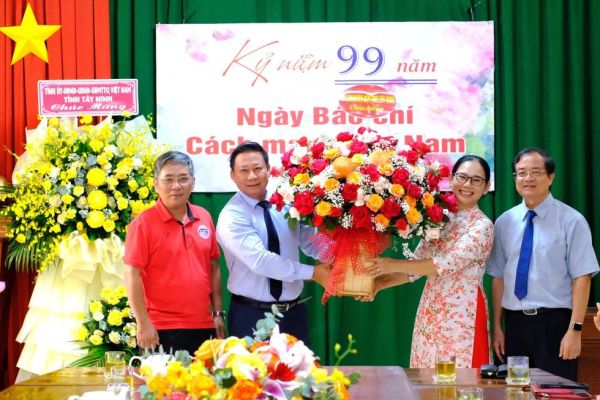 Chủ tịch UBND tỉnh Nguyễn Thanh Ngọc thăm, chúc mừng Báo Tây Ninh