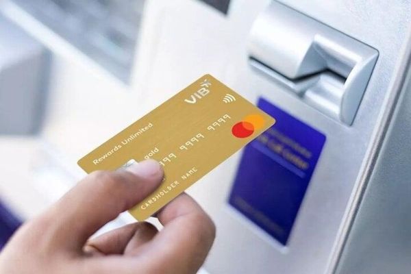 Có nên rút tiền thẻ tín dụng?
