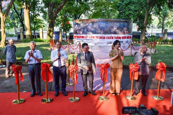 Du khách quốc tế hào hứng tương tác tranh panorama Điện Biên Phủ