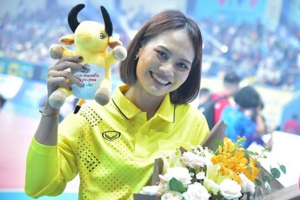 Dung mạo xinh đẹp của nữ trọng tài Thái Lan thu hút sự chú ý tại giải bóng chuyền quốc tế cúp VTV9 - Bình Điền 2024