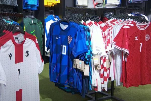 Euro khắp nơi: Sôi động thị trường áo đấu ở Singapore