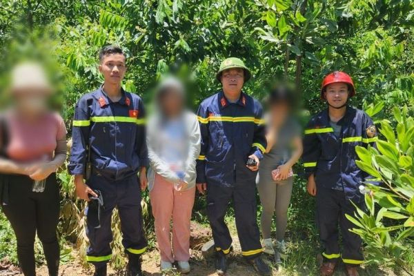 Giải cứu 3 nữ sinh viên đi lạc, mắc kẹt ở núi Hòn Vượn tại Huế