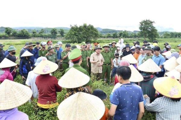 Giám đốc Công an tỉnh Quảng Bình đến 'điểm nóng' khai thác cát phục vụ cao tốc Bắc Nam lắng nghe tâm tư của người dân