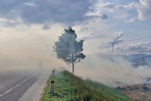 Hà Tĩnh: đốt rơm rạ tràn lan, khói bụi bủa vây quốc lộ 1A