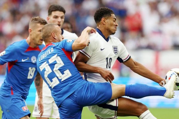 HLV Slovakia chê đội tuyển Anh, ám chỉ đối phương đá hèn