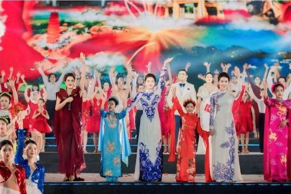 Hoa hậu nhí Quốc tế Hiểu Anh và Á hậu nhí Quốc tế Bảo Linh lộng lẫy trên sân khấu Lễ hội Hoa phượng đỏ Hải Phòng