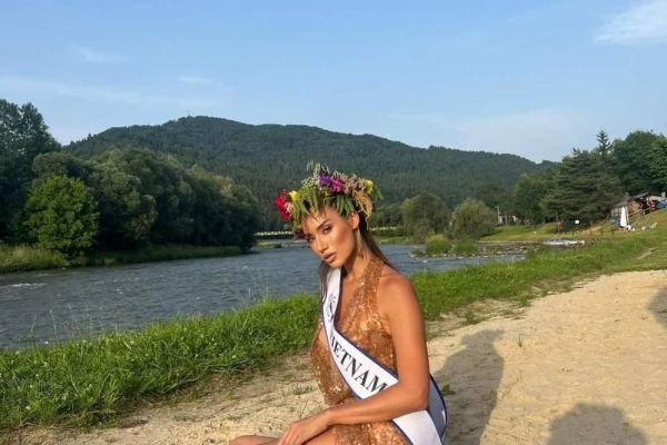 Hoa hậu Siêu Quốc gia: Lydie Vũ gợi cảm tại tiệc hạ chí ở Ba Lan