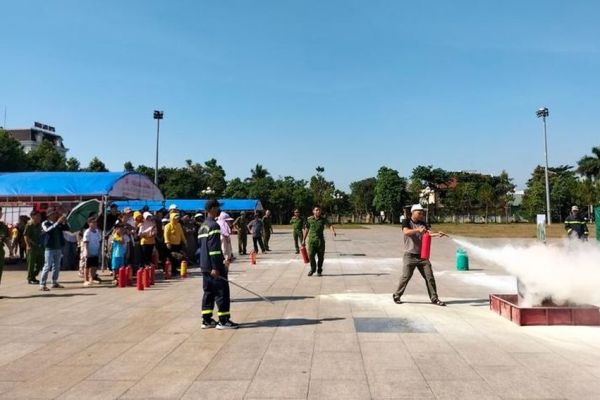 Hơn 200 người tham gia thực hành chữa cháy và cứu nạn cứu hộ huyện Kbang
