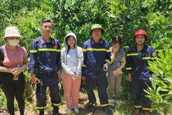 Huế: Giải cứu 3 sinh viên bị mắc kẹt trên núi Hòn Vượn