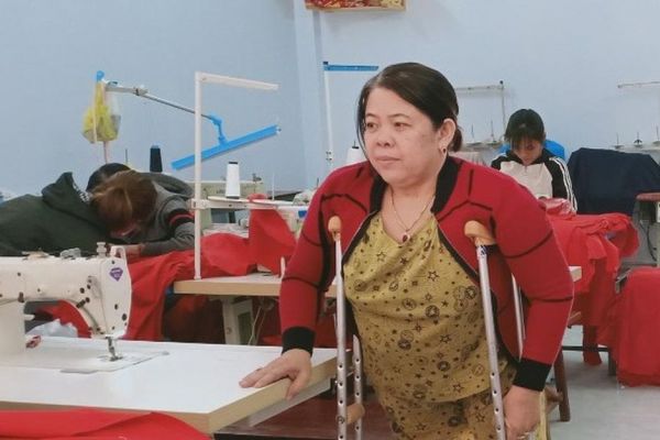 Khởi nghiệp bằng mở xưởng may, người phụ nữ khuyết tật tạo việc làm cho 20 lao động