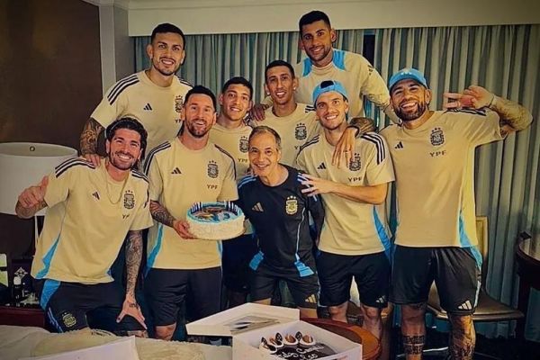 Lionel Messi đón sinh nhật tuổi 37 bên đồng đội tuyển Argentina