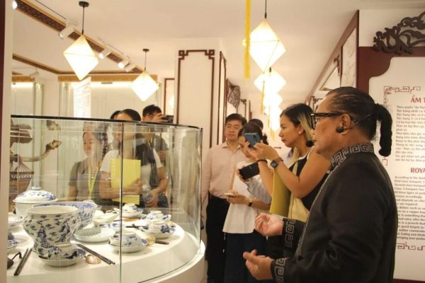 Mặc trang phục vua và hoàng hậu để 'check-in' tại Bảo tàng Hoàng cung triều Nguyễn