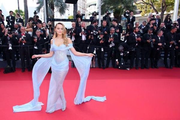 'Mỹ nhân Hollywood thế hệ mới' Joey King tỏa sáng trên thảm đỏ Cannes bằng thiết kế không thể gợi cảm hơn từ Công Trí