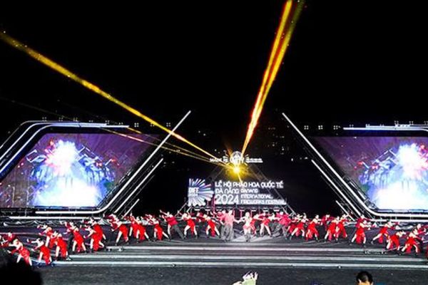 Nhà hát Trưng Vương Đà Nẵng trải nghiệm biểu diễn dưới mưa tại đêm thứ ba DIFF 2024