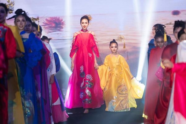 Quán quân Gương mặt thời trang nhí thế giới 2024 làm vedette cùng Hoa hậu Đỗ Thị Hà