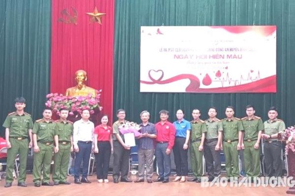 Ra mắt câu lạc bộ Ngân hàng máu sống Công an huyện Bình Giang