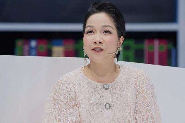 Showbiz 10/5: Mỹ Linh kể kỷ niệm xin MC Lại Văn Sâm lên hát