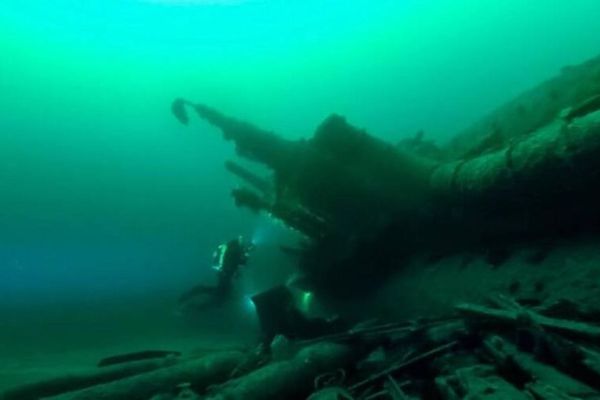 Thợ lặn thám hiểm xác tàu ngầm U-boat của Đức quốc xã