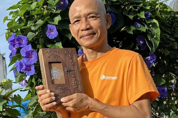 Tiến sĩ Nguyễn Mạnh Hùng: 'Người ta chơi tem, đồng hồ, còn tôi chơi sách'