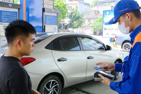 Từ 1/6, Quảng Ninh thanh toán không dùng tiền mặt tại các cửa hàng xăng dầu