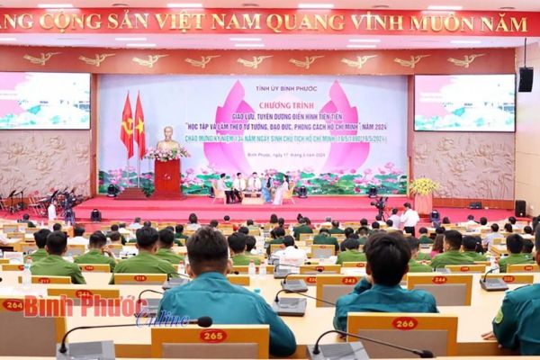 Việc học tập và làm theo tư tưởng, đạo đức, phong cách Hồ Chí Minh ngày càng đi vào chiều sâu