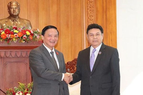 Việt Nam chia sẻ với Lào kinh nghiệm về sửa đổi Hiến pháp