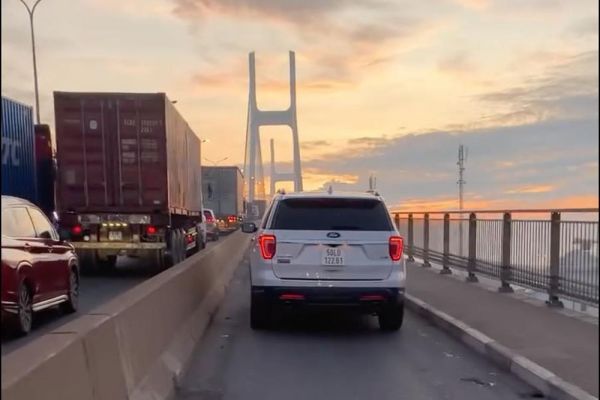 Xử phạt tài xế ngang nhiên điều khiển ô tô vào làn xe máy trên cầu Phú Mỹ