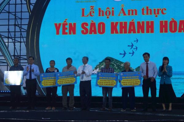 Yến sào Khánh Hòa trao 5 nhà Đại đoàn kết và 60 suất học bổng cho học sinh nghèo vượt khó