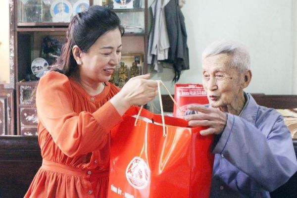 Bắc Giang: Thăm, tặng quà CCB, cựu TNXP tham gia Chiến dịch Điện Biên Phủ