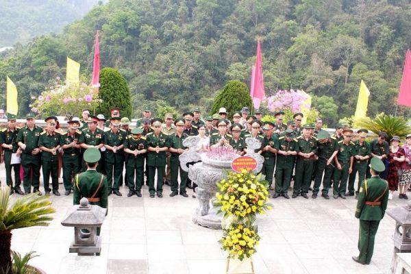 Ban liên lạc Cựu chiến binh Trung đoàn cận vệ 246 tặng quà huyện Hà Quảng và Trùng Khánh