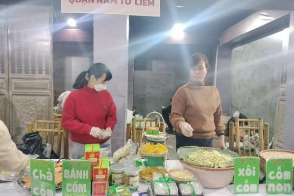 Bánh cốm, chả cốm, cháo se, ô mai... hút khách tại Hội chợ Hà Nội
