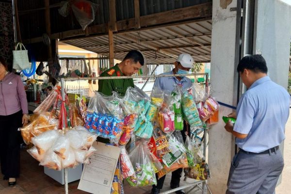 Bến Cầu: Ra quân kiểm tra an toàn vệ sinh thực phẩm