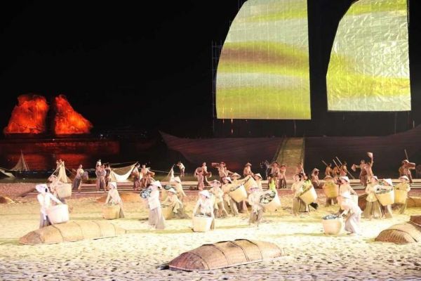 'Biển người' chật cứng tại lễ khai mạc Carnaval Hạ Long 2024
