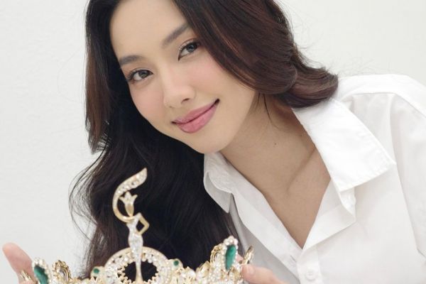 Bộ ảnh sơ mi trắng giản dị đến bất ngờ của Hoa hậu Thùy Tiên kỷ niệm 2 năm đăng quang