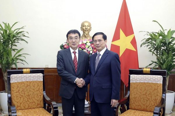 Bộ trưởng Ngoại giao Bùi Thanh Sơn tiếp Chủ tịch Viện Nghiên cứu kinh tế Đông Á và ASEAN (ERIA)