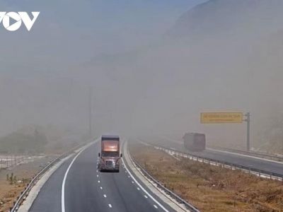 Bụi đá làm hạn chế tầm nhìn lái xe đi trên cao tốc Nha Trang-Cam Lâm