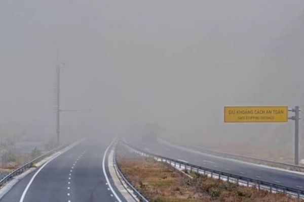 Bụi mịt mù trên cao tốc Nha Trang - Cam Lâm gây mất an toàn giao thông