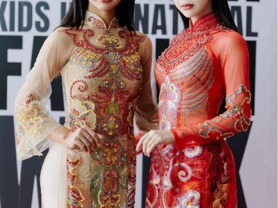 Ca sỹ, người mẫu Ong Mỹ Mỹ cùng Á hậu Đỗ Tây Hà mở màn BST áo dài 'Niên Hoa' tại Tuần lễ thời trang trẻ em quốc tế