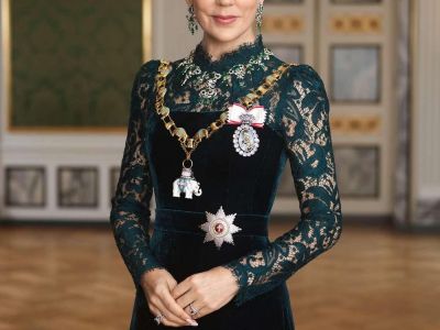 Chân dung tuyệt đẹp của Vương hậu Mary gợi nhớ đến Vương phi Kate, xứng danh 2 biểu tượng thời trang hoàng gia hiện đại
