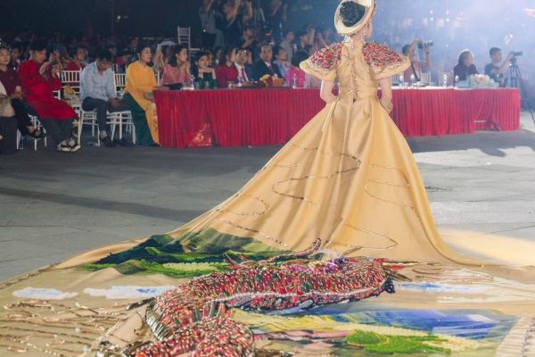 Chiêm ngưỡng áo dài thổ cẩm hình rồng dài nhất Việt Nam