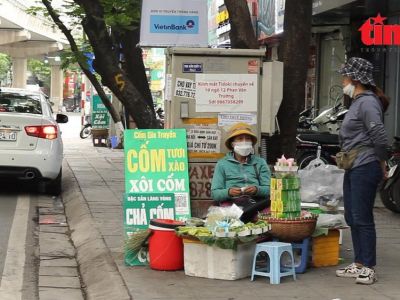 Công an quận Hoàn Kiếm xử lý nhiều trường hợp lấn chiếm kinh doanh cạnh bốt điện